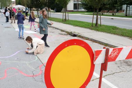 ETM NA PARKIRIŠČU V CENTRU CERKNICE 08 FOTO LJUBO VUKELIČ